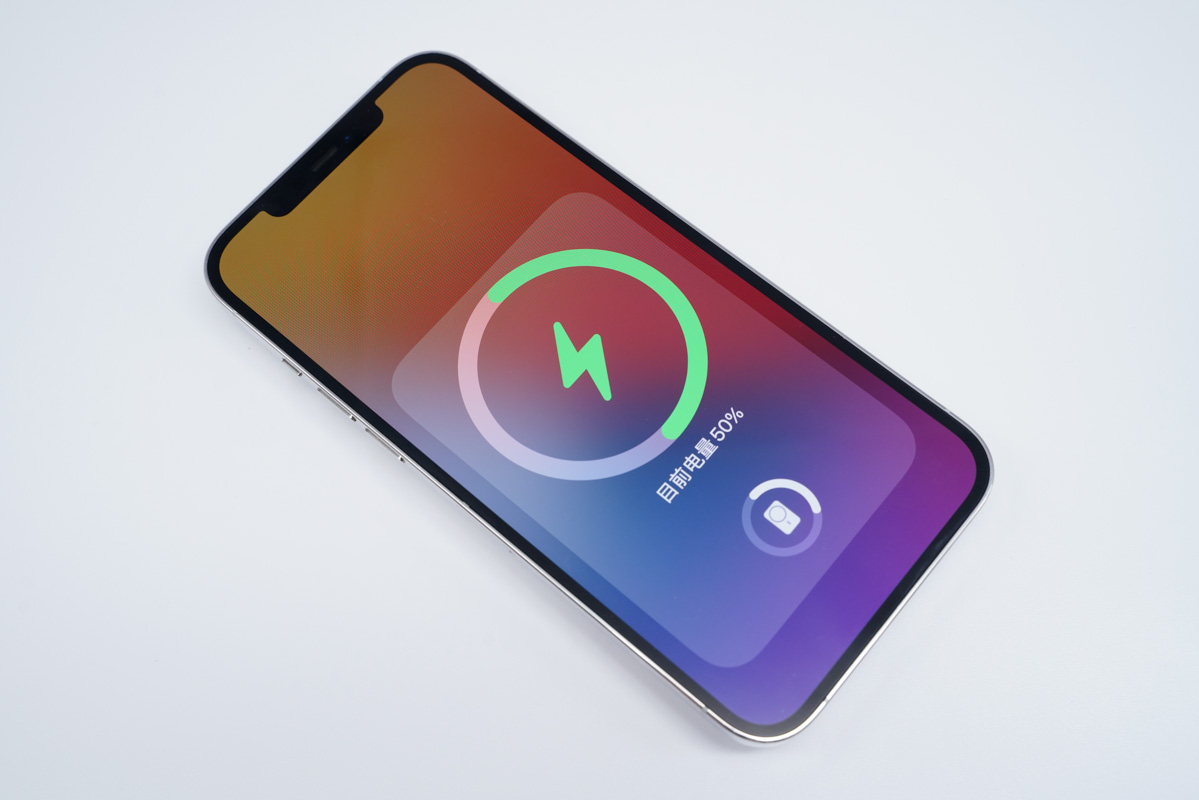 苹果官方首款magsafe磁吸无线充电宝评测