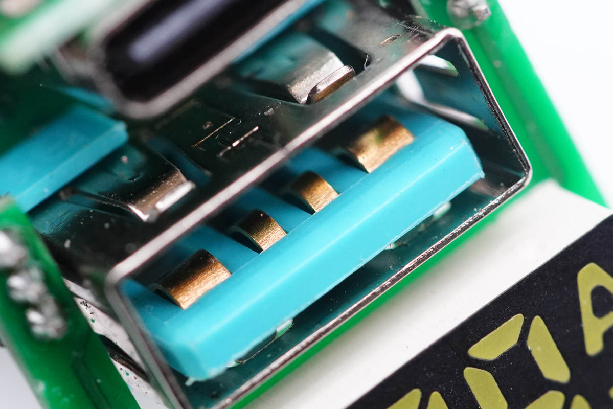 拆解报告:JOYROOM机乐堂1A1C 42.5W数显快充车充-充电头网