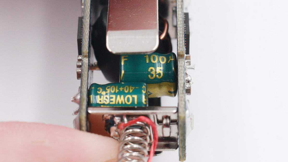 拆解报告:UGREEN绿联40W双C口快充车充CD213-充电头网