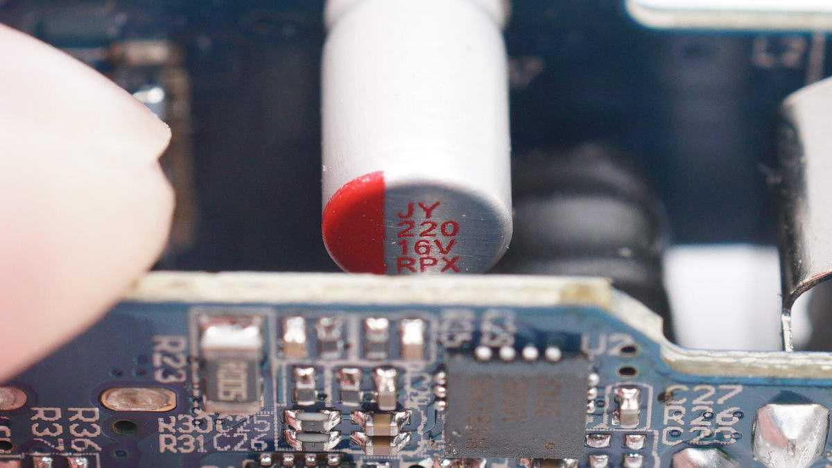 拆解报告:UGREEN绿联40W双C口快充车充CD213-充电头网