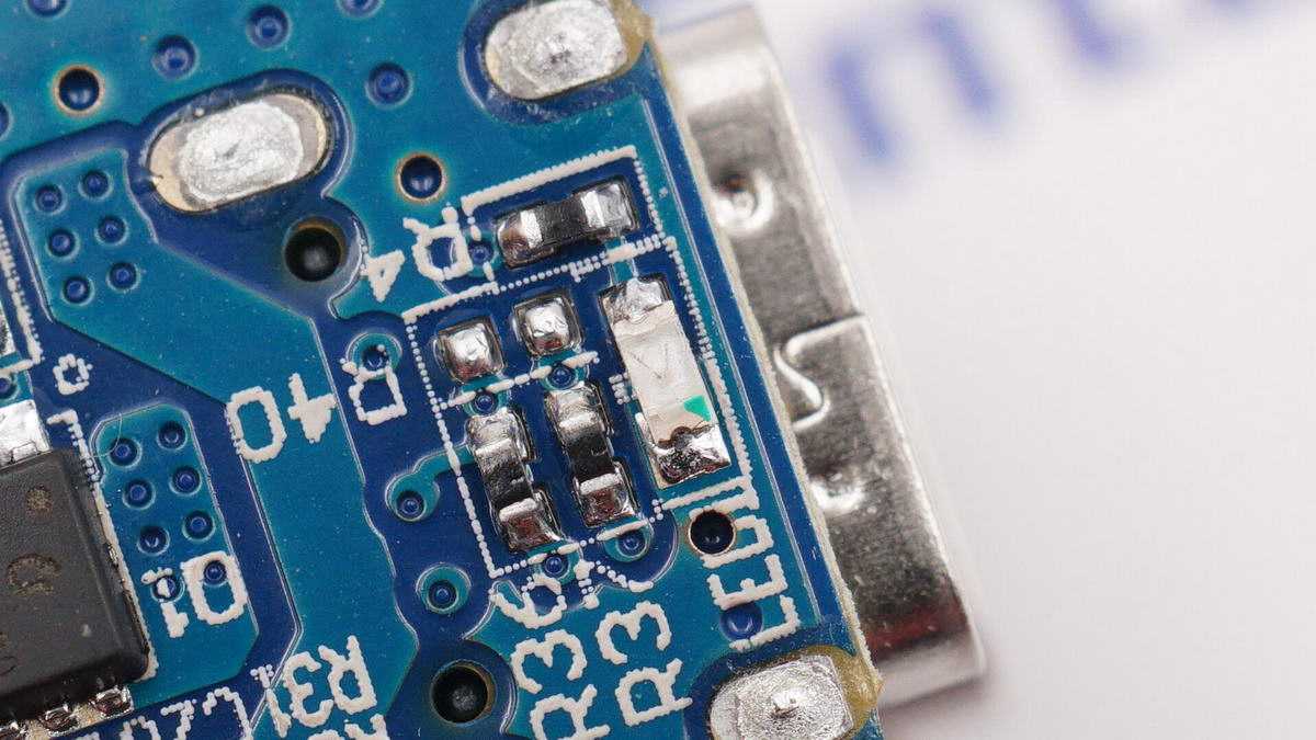 拆解报告:UGREEN绿联40W双C口快充车充CD213-充电头网