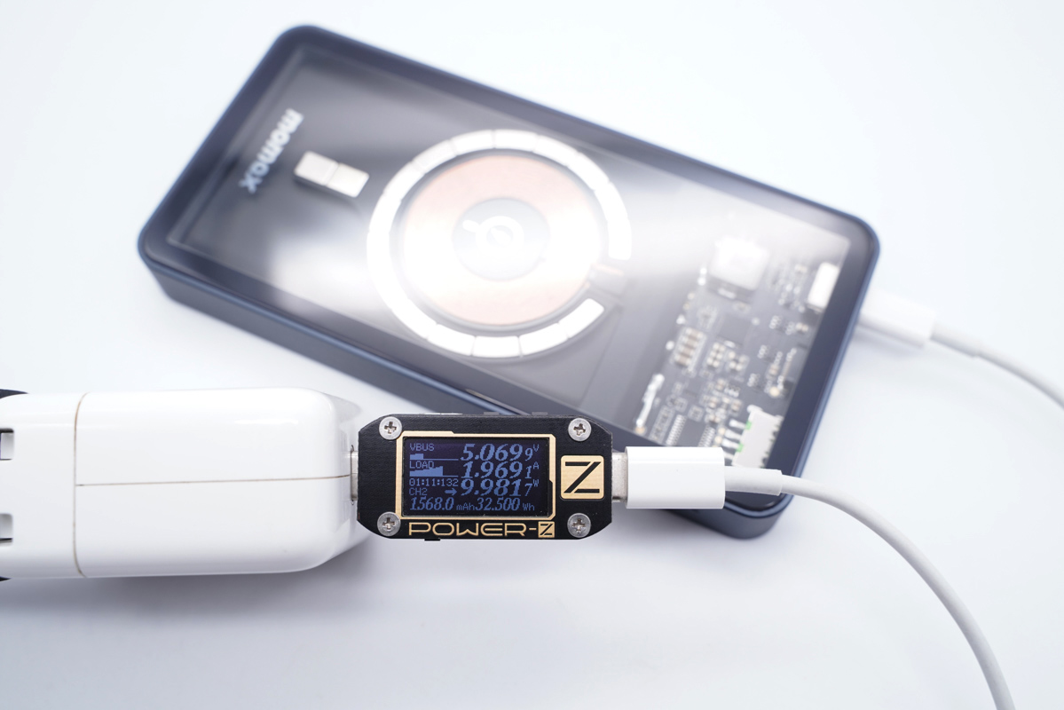 MFi和Qi双官方认证，MOMAX摩米士透明磁吸无线充电宝评测IP100MFI-充电头网
