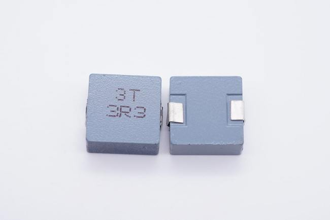 三体电感采用3T丝印，简洁易辨认-充电头网